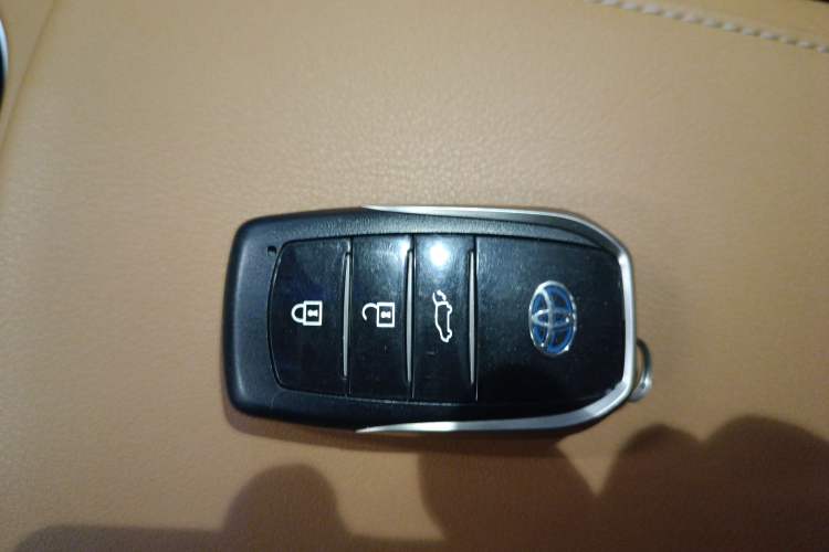 Used Toyota Venza 2022 Dual-Engine 2.5L CVT Four-Wheel Drive Supreme Edition Vehicle Key