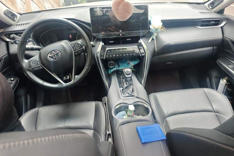 Used Toyota Venza 2022 2.0L CVT Two-Wheel Drive Prestige Edition Center Console