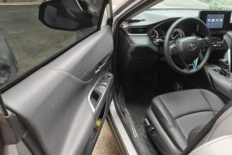 Used Toyota Venza 2022 2.0L CVT Two-Wheel Drive Luxury Edition Driver Seat