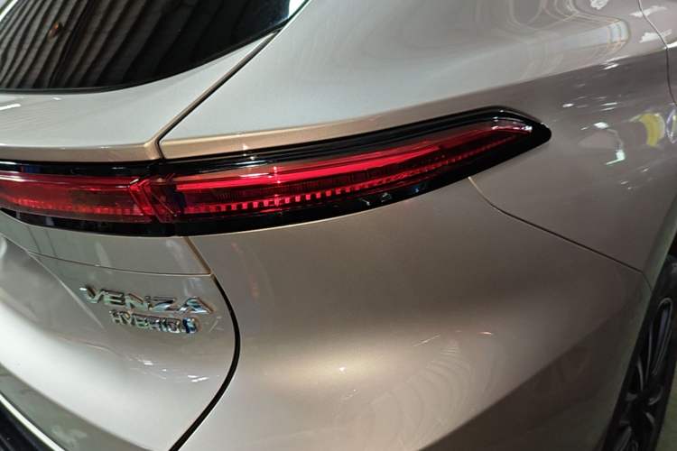 Used Toyota Venza 2022 Dual-Engine 2.5L CVT Two-Wheel Drive Prestige Edition Exterior 3