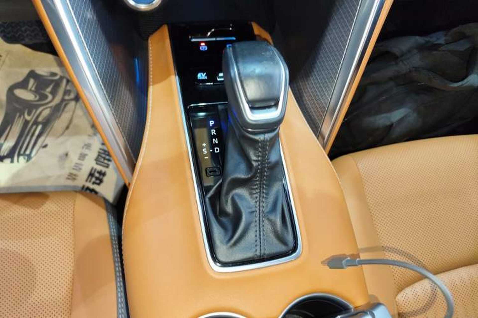 Used Toyota Venza 2022 Dual-Engine 2.5L CVT Two-Wheel Drive Prestige Edition Gear Lever