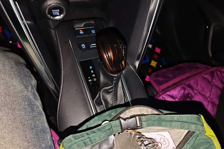 Used Toyota Venza 2022 2.0L CVT Two-Wheel Drive Luxury Edition Gear Lever