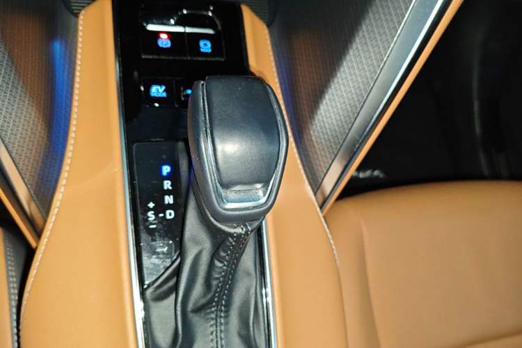 Used Toyota Venza 2022 Dual-Engine 2.5L CVT Two-Wheel Drive Prestige Edition Gear Lever