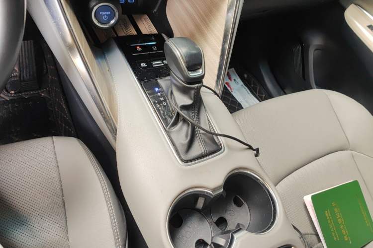 Used Toyota Venza 2022 Dual-Engine 2.5L CVT Two-Wheel Drive Prestige Edition Gear Lever