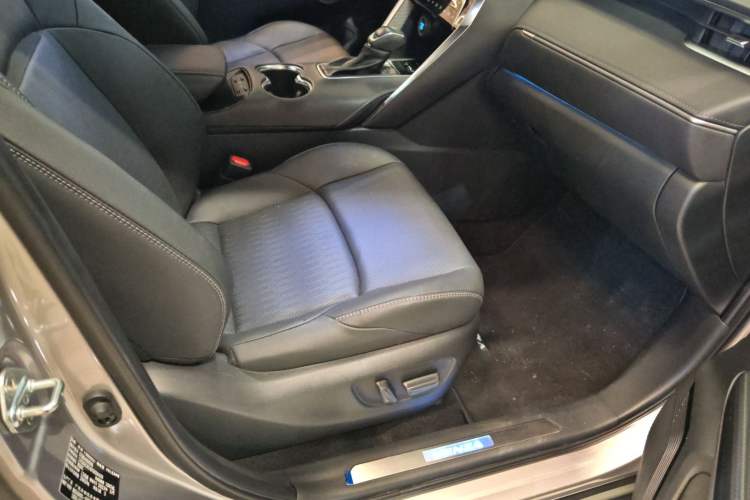 Used Toyota Venza 2022 2.0L CVT Two-Wheel Drive Luxury Edition Interior 2