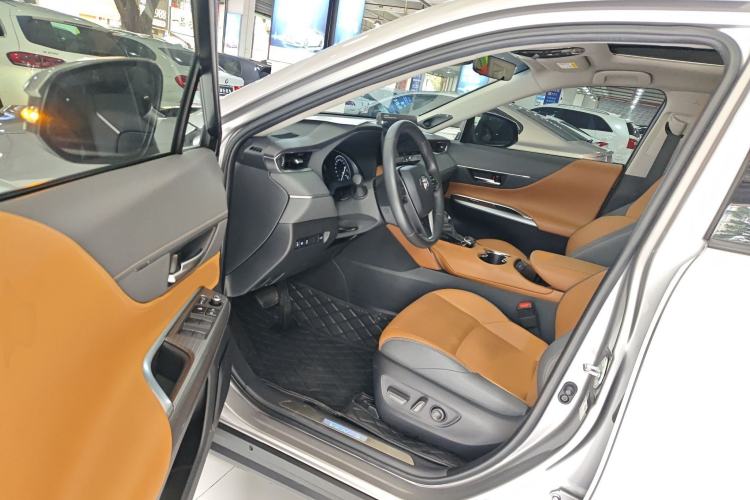 Used Toyota Venza 2022 2.0L CVT Two-Wheel Drive Prestige Edition Interior 3