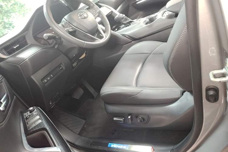 Used Toyota Venza 2022 Dual-Engine 2.5L CVT Two-Wheel Drive Prestige Edition Left Front Seat
