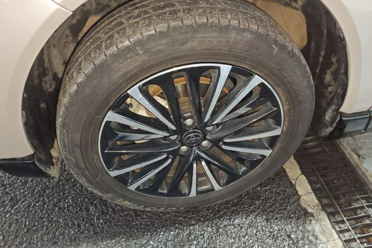 Used Toyota Venza 2022 Dual-Engine 2.5L CVT Two-Wheel Drive Prestige Edition Left Front Wheel Hub