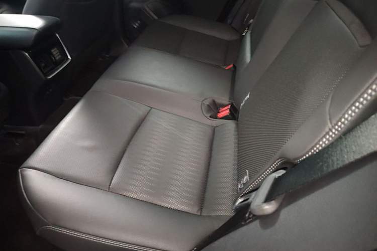 Used Toyota Venza 2022 Dual-Engine 2.5L CVT Two-Wheel Drive Prestige Edition Left Rear Seat