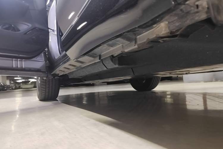 Used Toyota Venza 2022 2.0L CVT Two-Wheel Drive Prestige Edition Left Side Sill