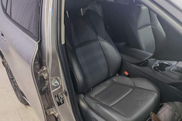 Used Toyota Venza 2022 2.0L CVT Two-Wheel Drive Prestige Edition Right Front Seat