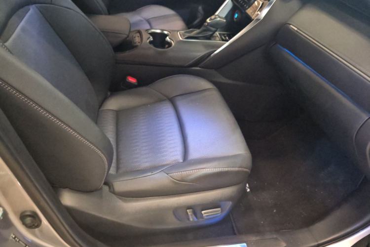 Used Toyota Venza 2022 2.0L CVT Two-Wheel Drive Prestige Edition Right Front Seat