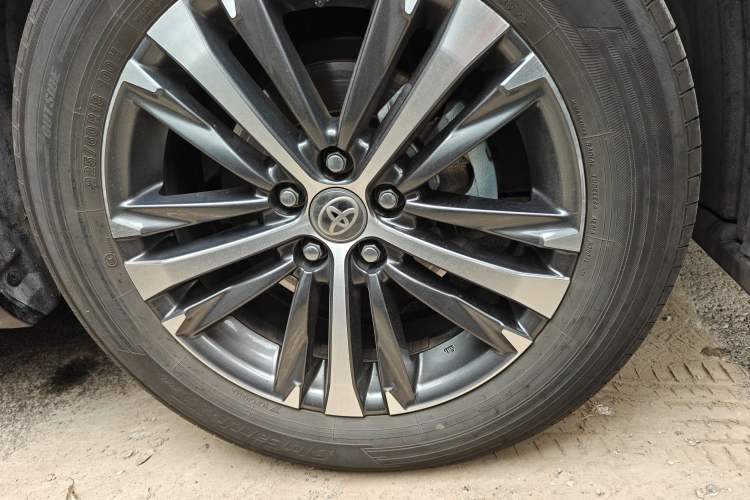 Used Toyota Venza 2022 2.0L CVT Two-Wheel Drive Luxury Edition Right Front Wheel Hub