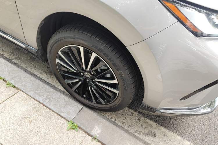 Used Toyota Venza 2022 Dual-Engine 2.5L CVT Two-Wheel Drive Prestige Edition Right Front Wheel Hub