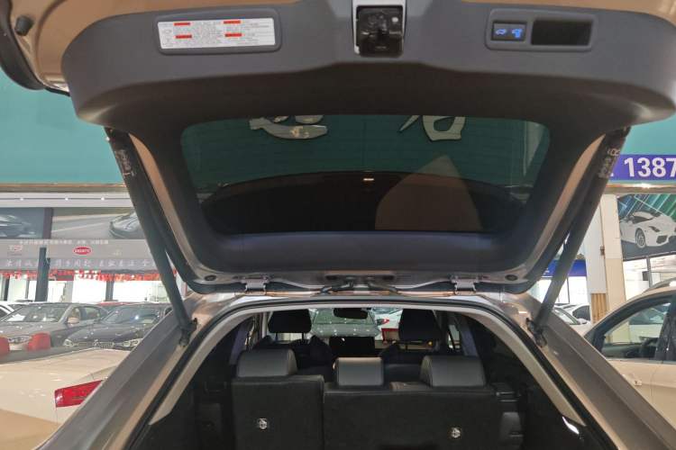 Used Toyota Venza 2022 2.0L CVT Two-Wheel Drive Prestige Edition Trunk