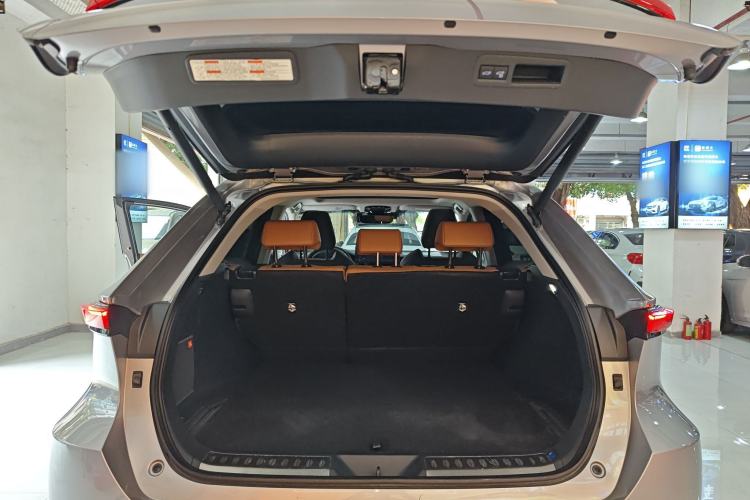 Used Toyota Venza 2022 2.0L CVT Two-Wheel Drive Prestige Edition Trunk