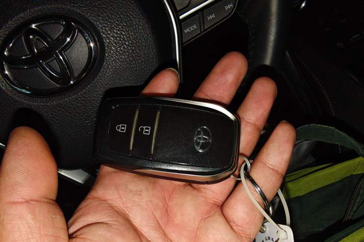 Used Toyota Venza 2022 2.0L CVT Two-Wheel Drive Luxury Edition Vehicle Key