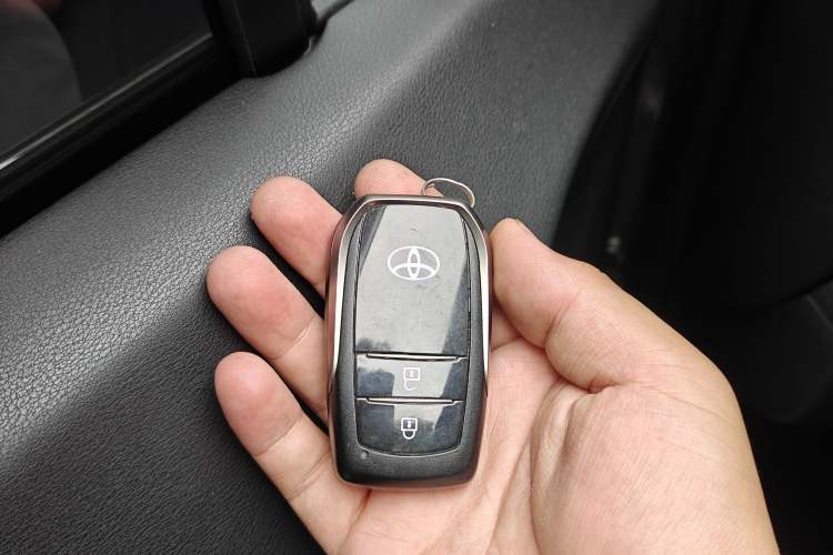 Used Toyota Venza 2022 2.0L CVT Two-Wheel Drive Luxury Edition Vehicle Key