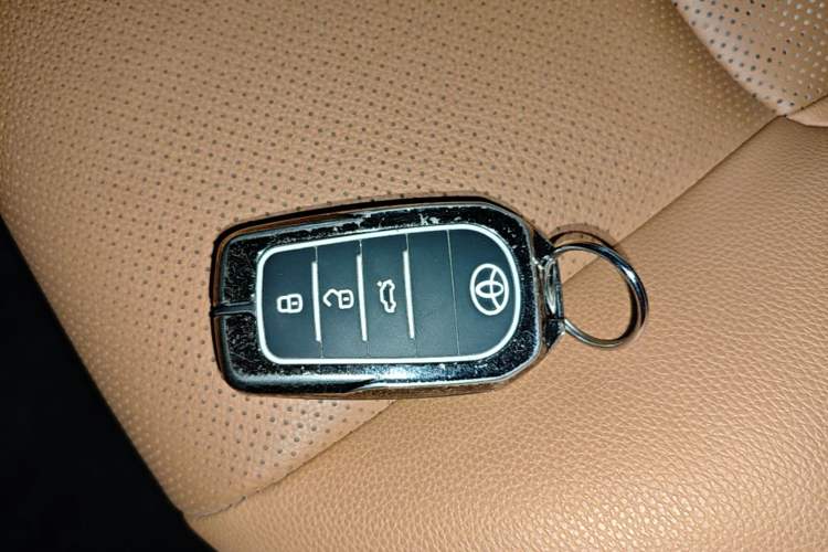 Used Toyota Venza 2022 Dual-Engine 2.5L CVT Two-Wheel Drive Prestige Edition Vehicle Key