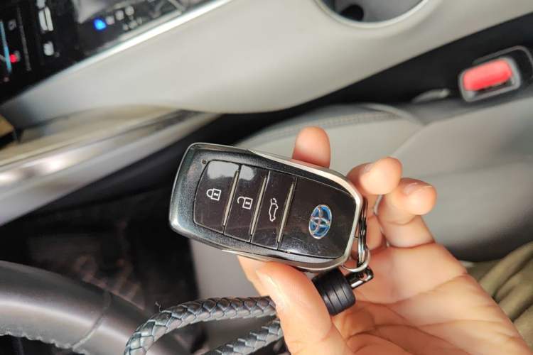 Used Toyota Venza 2022 Dual-Engine 2.5L CVT Two-Wheel Drive Prestige Edition Vehicle Key