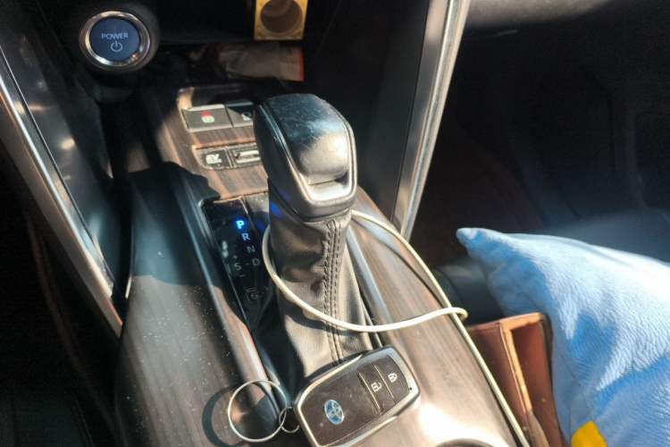 Used Toyota Venza 2022 Dual-Engine 2.5L CVT Two-Wheel Drive Luxury Edition Gear Lever