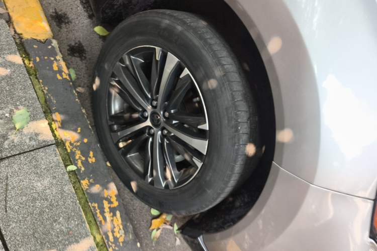 Used Toyota Venza 2022 Dual-Engine 2.5L CVT Two-Wheel Drive Luxury Edition Right Front Wheel Hub