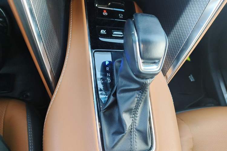 Used Toyota Venza 2022 Dual-Engine 2.5L CVT Four-Wheel Drive Supreme Edition Gear Lever