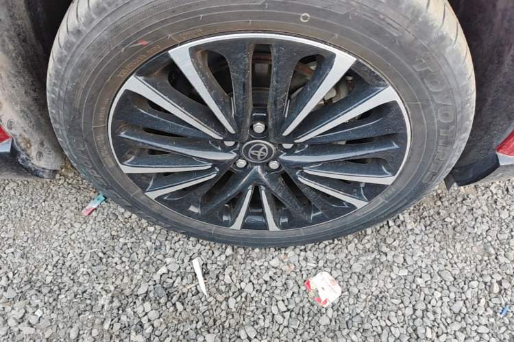 Used Toyota Venza 2022 Dual-Engine 2.5L CVT Four-Wheel Drive Supreme Edition Right Front Wheel Hub