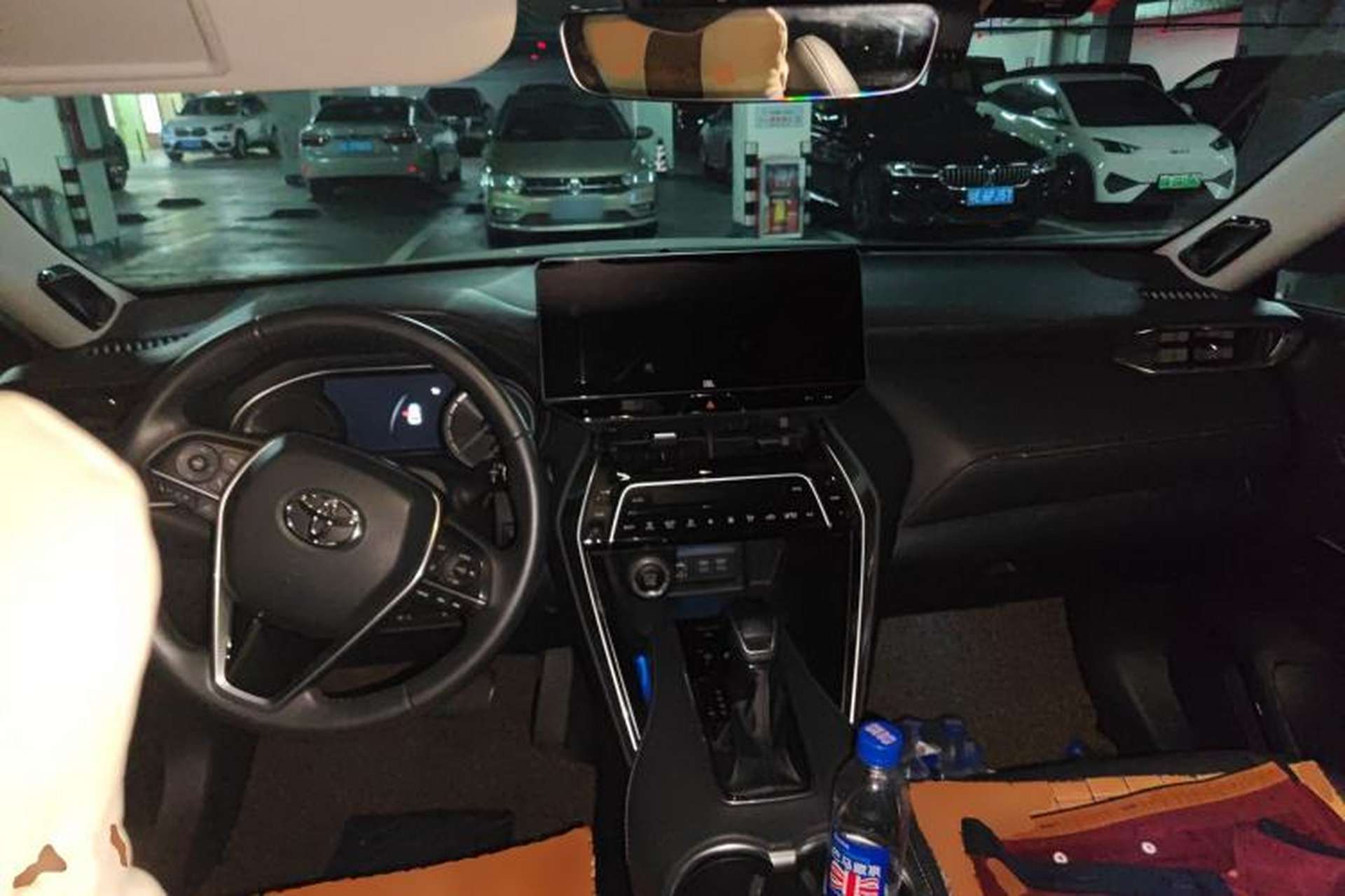 Used Toyota Venza 2022 2.0L CVT Two-Wheel Drive Prestige Edition Center Console