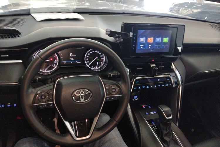 Used Toyota Venza 2022 2.0L CVT Two-Wheel Drive Luxury Edition Center Console