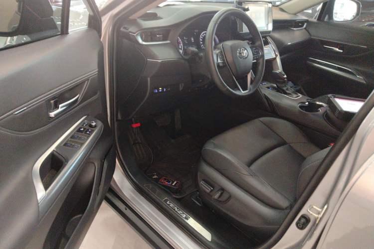 Used Toyota Venza 2022 2.0L CVT Two-Wheel Drive Luxury Edition Driver Seat