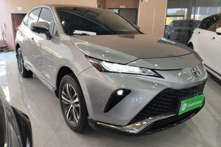 Used Toyota Venza 2022 2.0L CVT Two-Wheel Drive Luxury Edition Front Right 45 Deg