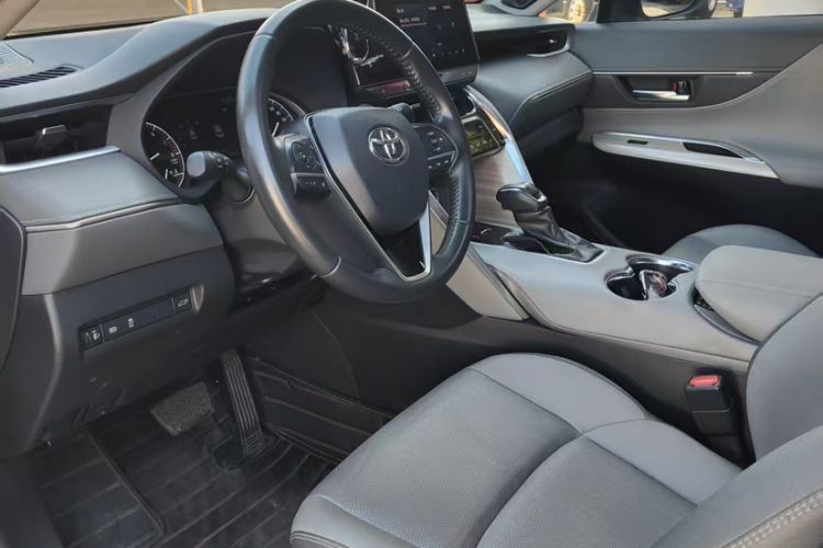 Used Toyota Venza 2022 2.0L CVT Two-Wheel Drive Prestige Edition Interior 2