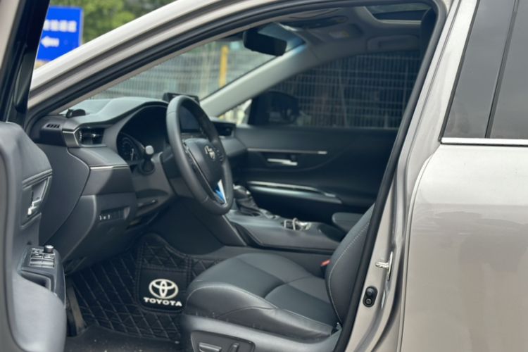 Used Toyota Venza 2022 2.0L CVT Two-Wheel Drive Luxury Edition Interior 2