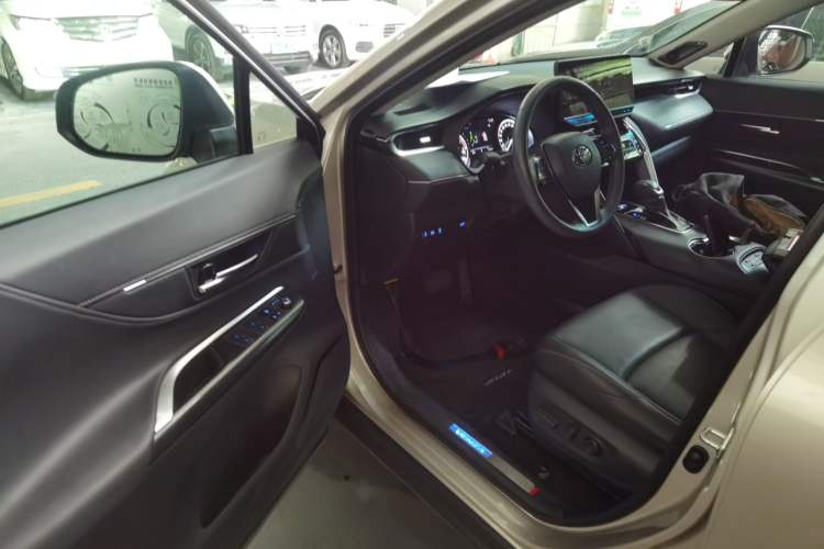 Used Toyota Venza 2022 2.0L CVT Two-Wheel Drive Prestige Edition Interior 3