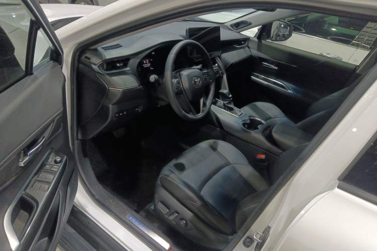 Used Toyota Venza 2022 2.0L CVT Two-Wheel Drive Prestige Edition Interior 3