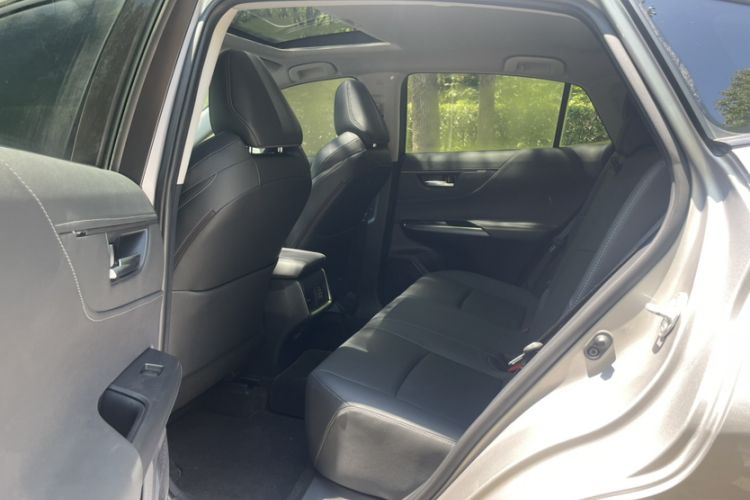 Used Toyota Venza 2022 2.0L CVT Two-Wheel Drive Luxury Edition Interior 3