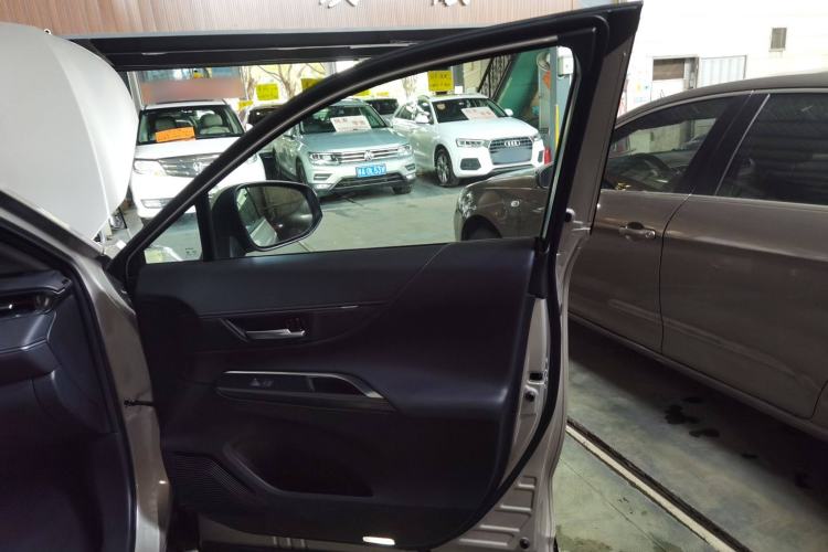 Used Toyota Venza 2022 2.0L CVT Two-Wheel Drive Prestige Edition Interior 5