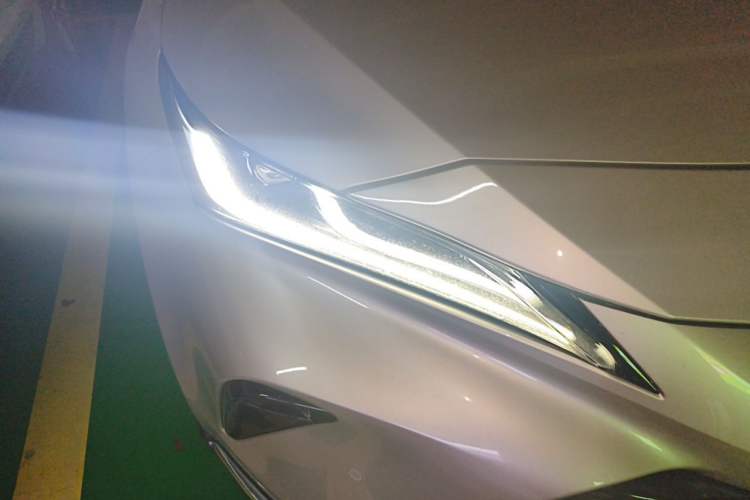Used Toyota Venza 2022 2.0L CVT Two-Wheel Drive Prestige Edition Right Front Headlight