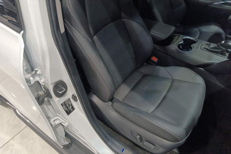 Used Toyota Venza 2022 2.0L CVT Two-Wheel Drive Prestige Edition Right Front Seat