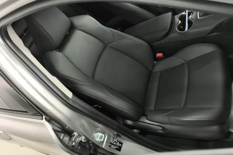 Used Toyota Venza 2022 2.0L CVT Two-Wheel Drive Luxury Edition Right Front Seat