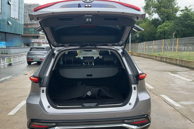 Used Toyota Venza 2022 2.0L CVT Two-Wheel Drive Luxury Edition Trunk