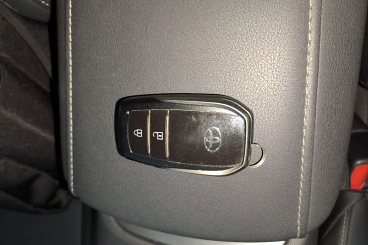 Used Toyota Venza 2022 2.0L CVT Two-Wheel Drive Luxury Edition Vehicle Key