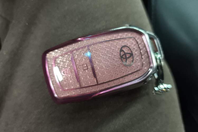 Used Toyota Venza 2022 2.0L CVT Two-Wheel Drive Luxury Edition Vehicle Key