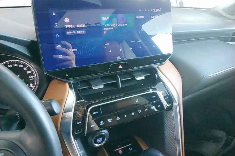 Used Toyota Venza 2022 2.0L CVT Two-Wheel Drive Prestige Edition Audio And AC Panel