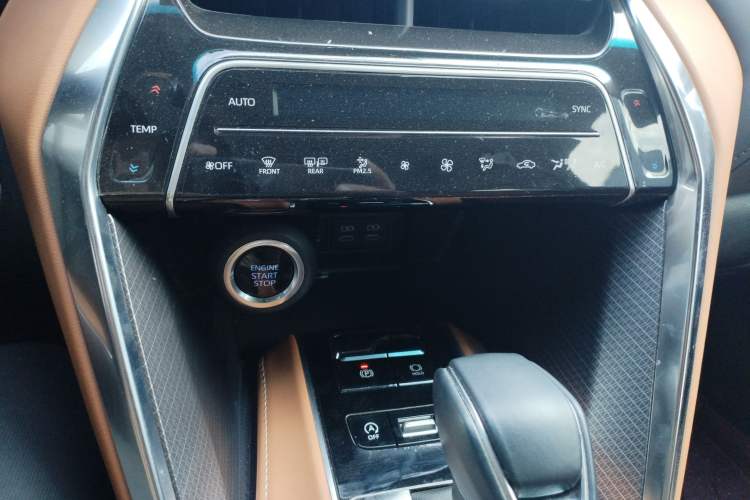Used Toyota Venza 2022 2.0L CVT Two-Wheel Drive Prestige Edition Audio And AC Panel