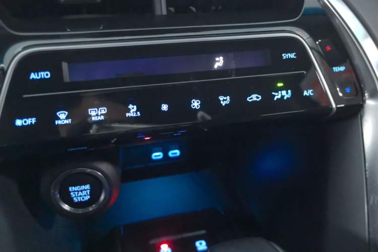 Used Toyota Venza 2022 2.0L CVT Two-Wheel Drive Luxury Edition Audio And AC Panel