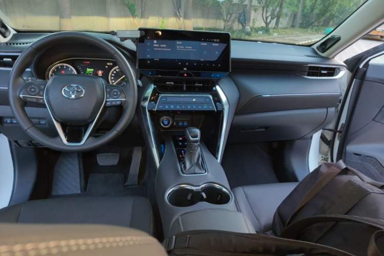 Used Toyota Venza 2022 2.0L CVT Two-Wheel Drive Prestige Edition Center Console