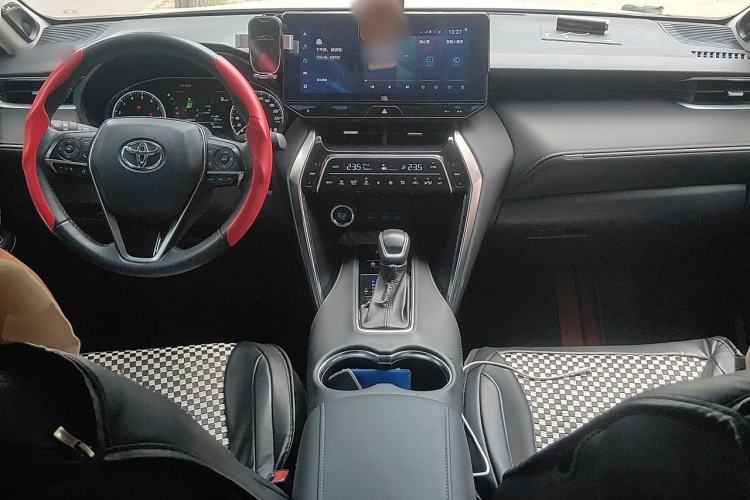 Used Toyota Venza 2022 2.0L CVT Two-Wheel Drive Prestige Edition Center Console