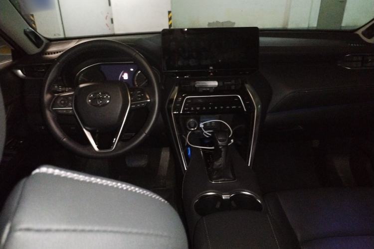 Used Toyota Venza 2022 2.0L CVT Two-Wheel Drive Prestige Edition Center Console